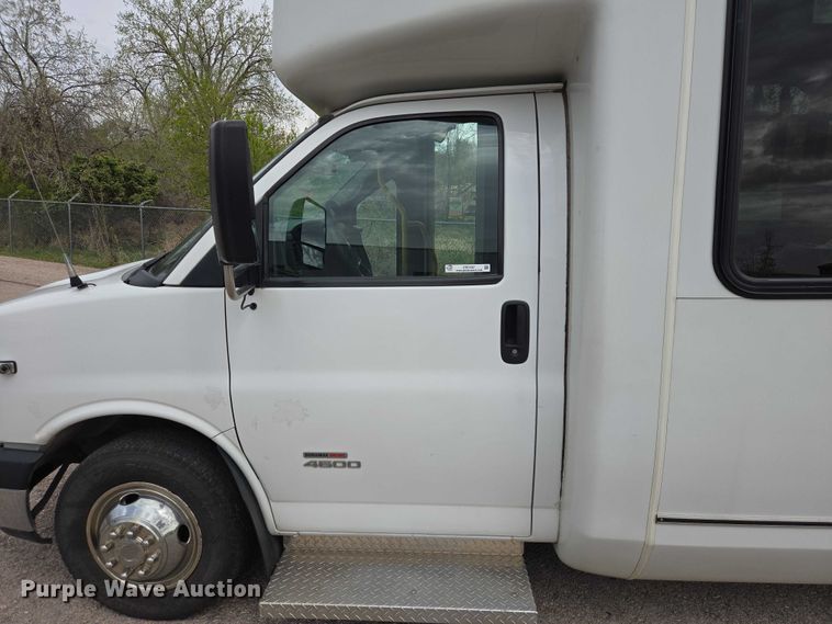 image for item ER1507 2014 Chevrolet Aerotech 4500 Express shuttle bus