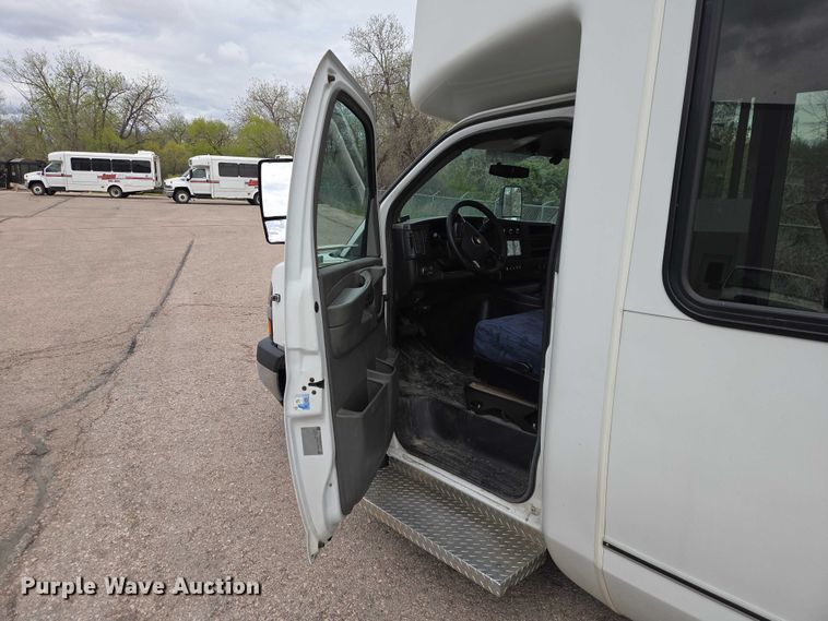 image for item ER1507 2014 Chevrolet Aerotech 4500 Express shuttle bus