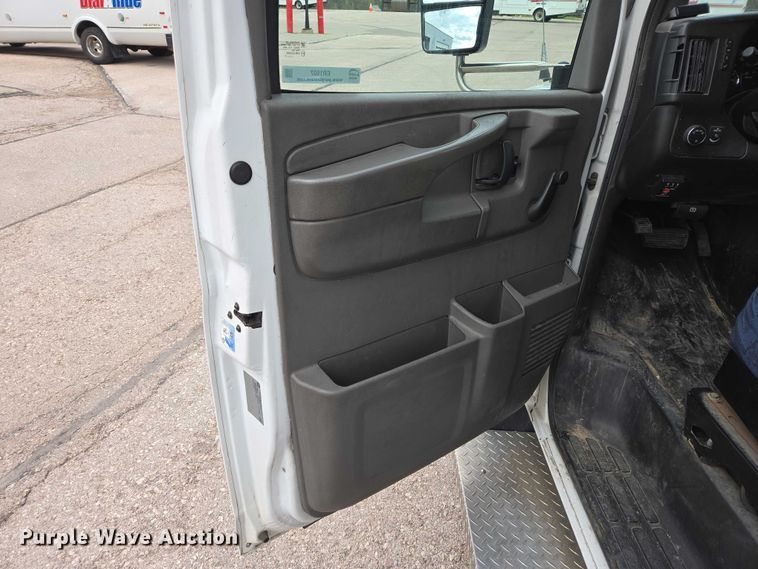image for item ER1507 2014 Chevrolet Aerotech 4500 Express shuttle bus