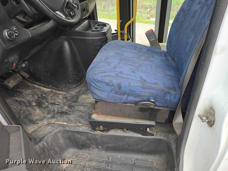 image for item ER1507 2014 Chevrolet Aerotech 4500 Express shuttle bus