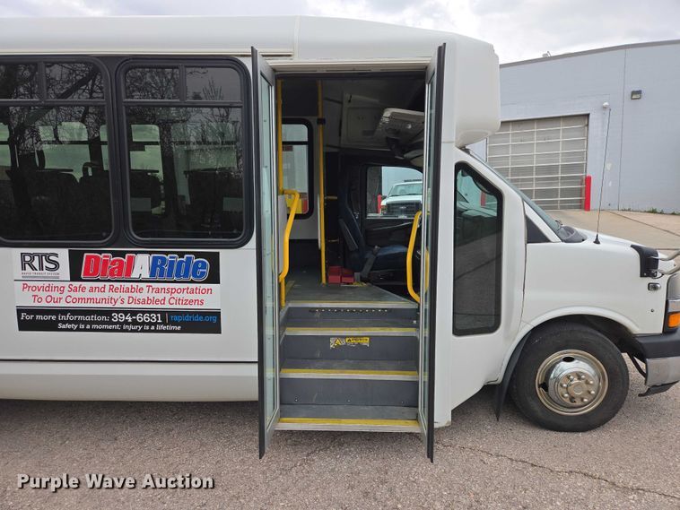 image for item ER1507 2014 Chevrolet Aerotech 4500 Express shuttle bus