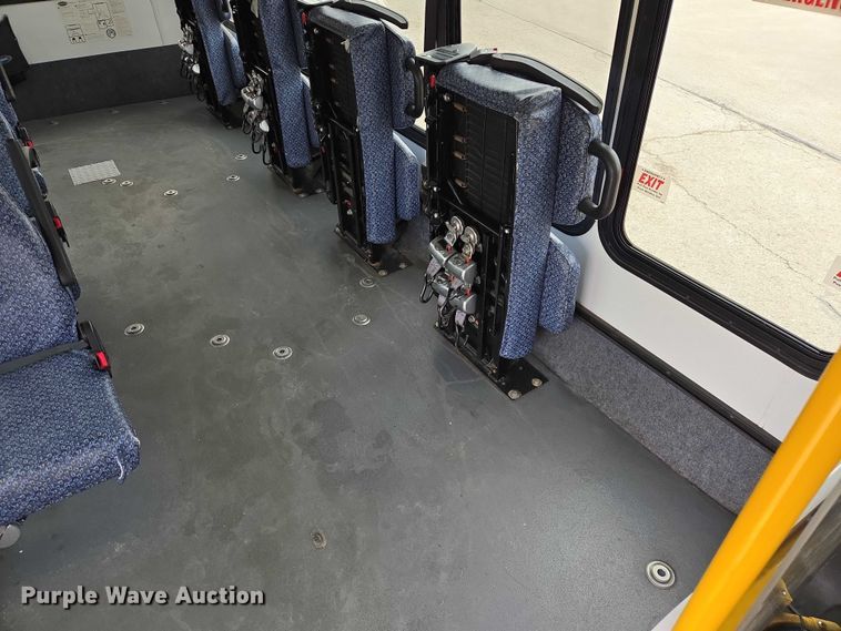image for item ER1507 2014 Chevrolet Aerotech 4500 Express shuttle bus