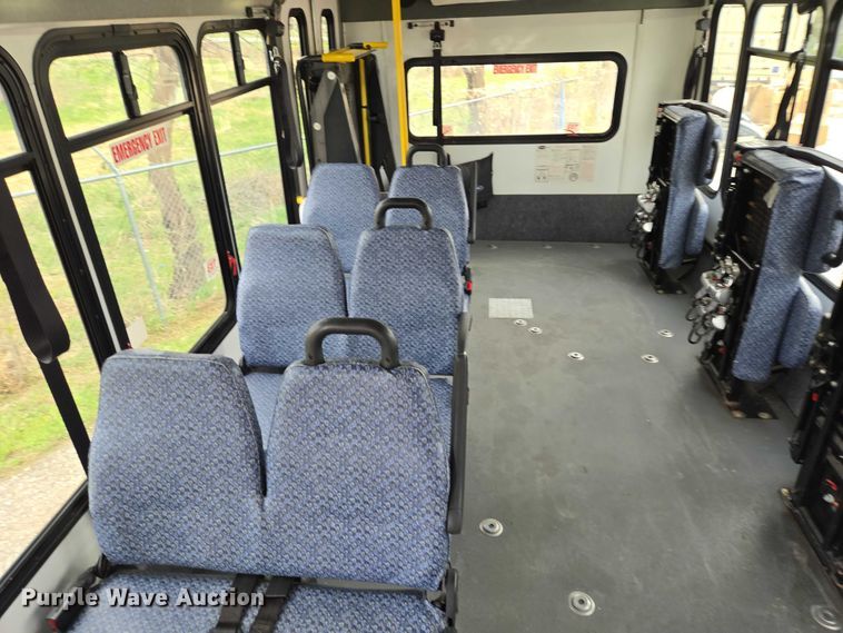 image for item ER1507 2014 Chevrolet Aerotech 4500 Express shuttle bus