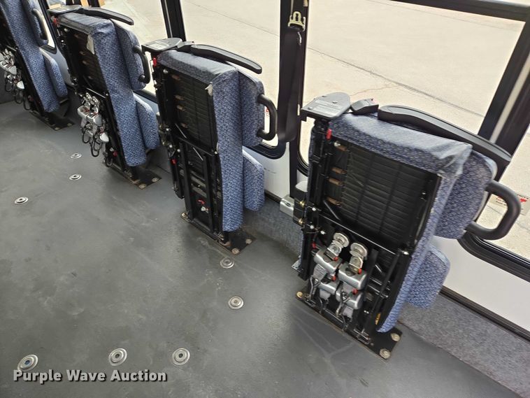 image for item ER1507 2014 Chevrolet Aerotech 4500 Express shuttle bus