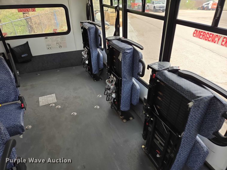 image for item ER1507 2014 Chevrolet Aerotech 4500 Express shuttle bus