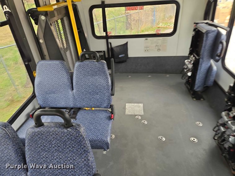 image for item ER1507 2014 Chevrolet Aerotech 4500 Express shuttle bus