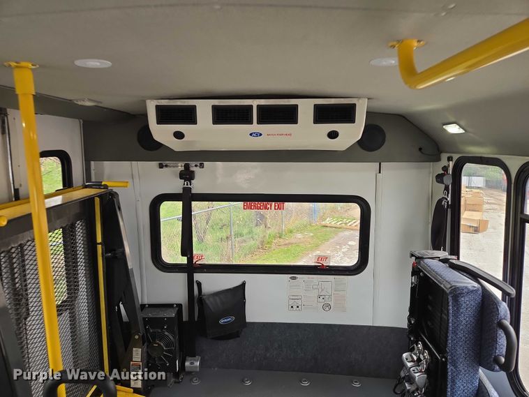 image for item ER1507 2014 Chevrolet Aerotech 4500 Express shuttle bus