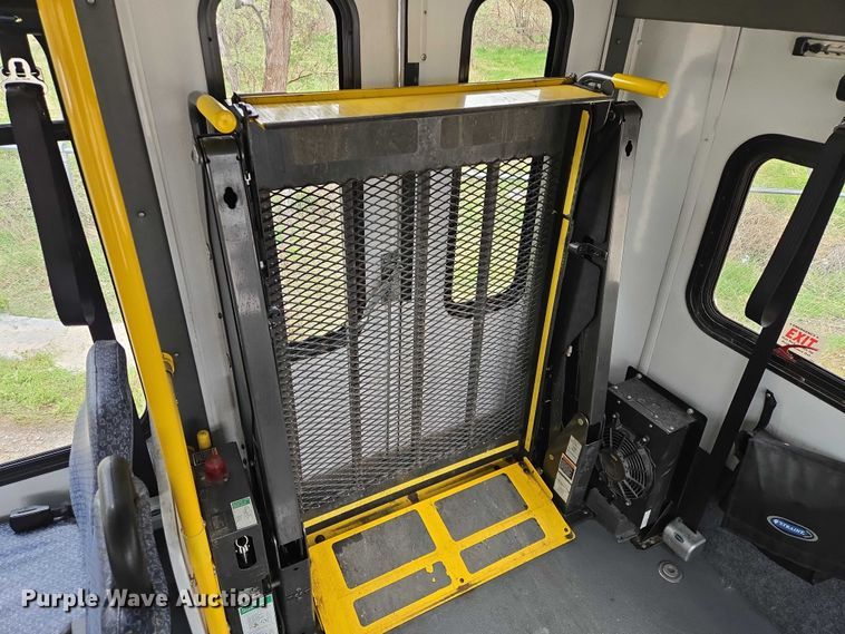 image for item ER1507 2014 Chevrolet Aerotech 4500 Express shuttle bus