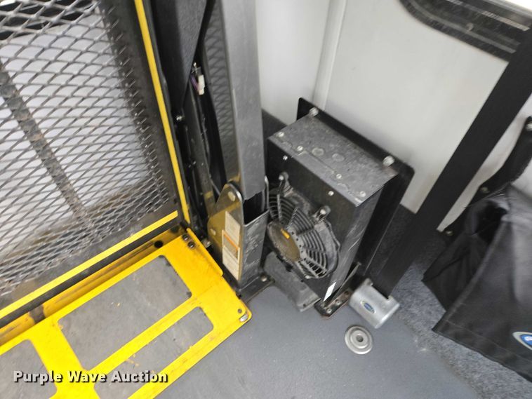 image for item ER1507 2014 Chevrolet Aerotech 4500 Express shuttle bus