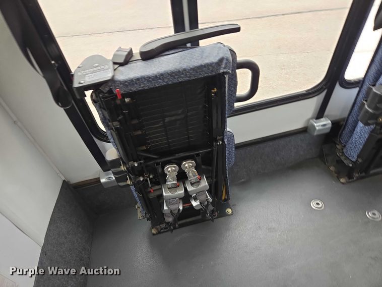 image for item ER1507 2014 Chevrolet Aerotech 4500 Express shuttle bus