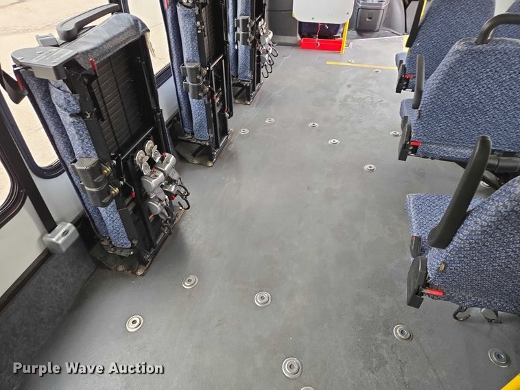 image for item ER1507 2014 Chevrolet Aerotech 4500 Express shuttle bus