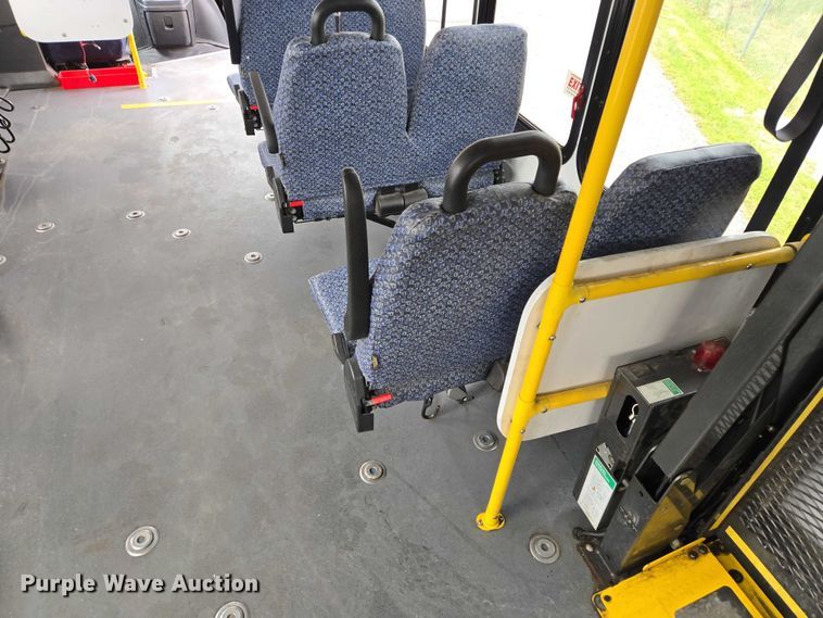 image for item ER1507 2014 Chevrolet Aerotech 4500 Express shuttle bus