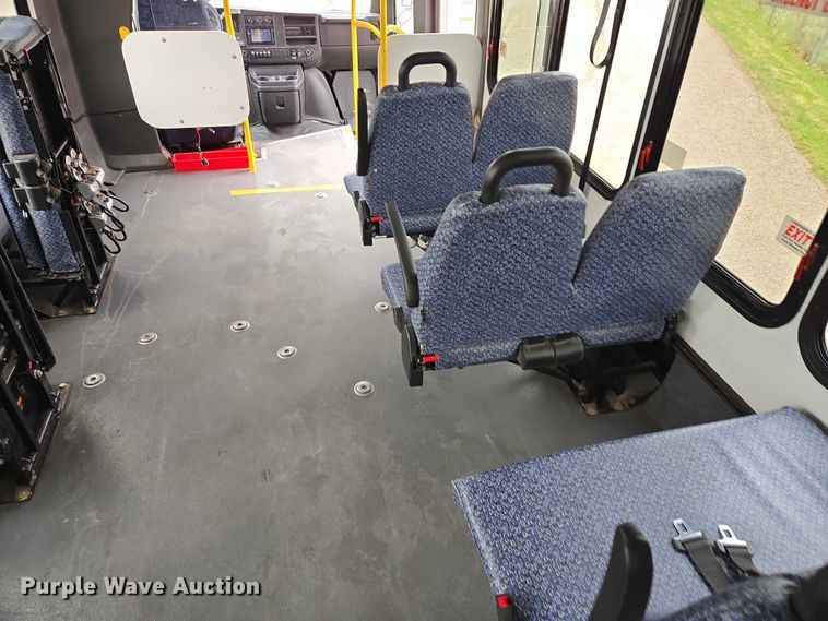 image for item ER1507 2014 Chevrolet Aerotech 4500 Express shuttle bus