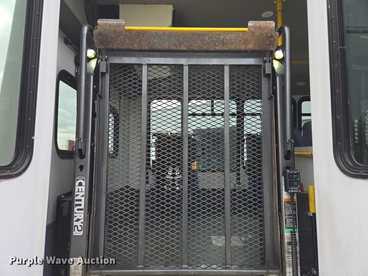 image for item ER1507 2014 Chevrolet Aerotech 4500 Express shuttle bus