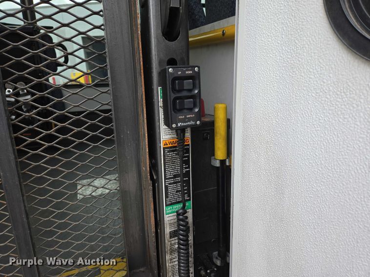 image for item ER1507 2014 Chevrolet Aerotech 4500 Express shuttle bus