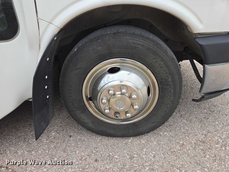 image for item ER1507 2014 Chevrolet Aerotech 4500 Express shuttle bus