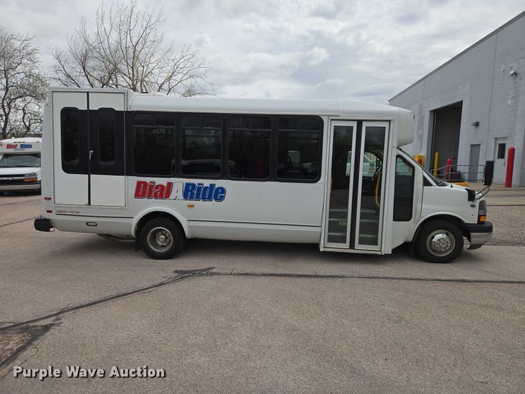 image for item ER1508 2014 Chevrolet Aerotech 4500 Express shuttle bus