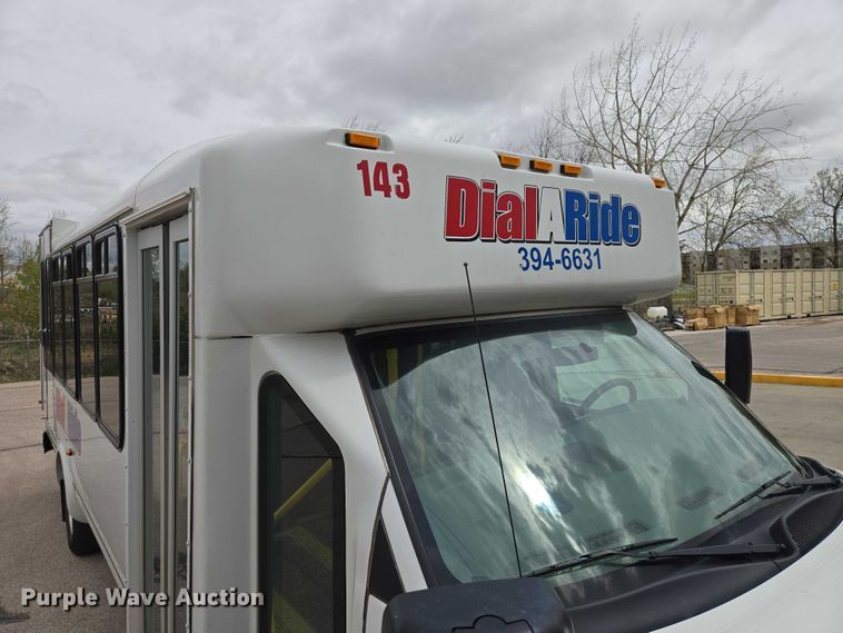 image for item ER1508 2014 Chevrolet Aerotech 4500 Express shuttle bus