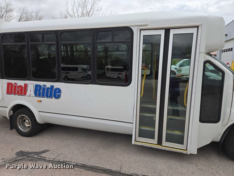 image for item ER1508 2014 Chevrolet Aerotech 4500 Express shuttle bus