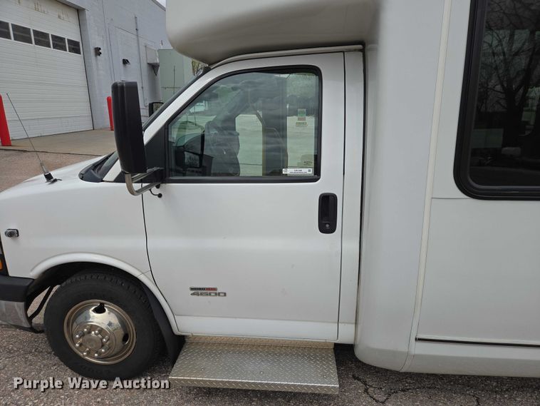 image for item ER1508 2014 Chevrolet Aerotech 4500 Express shuttle bus