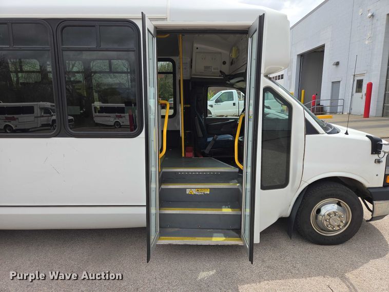 image for item ER1508 2014 Chevrolet Aerotech 4500 Express shuttle bus