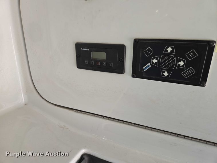 image for item ER1508 2014 Chevrolet Aerotech 4500 Express shuttle bus