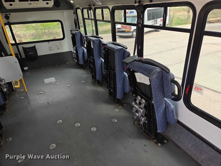 image for item ER1508 2014 Chevrolet Aerotech 4500 Express shuttle bus