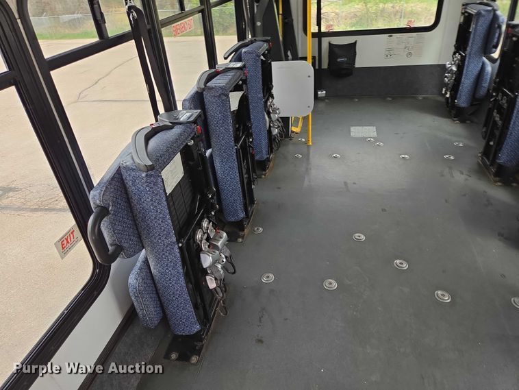 image for item ER1508 2014 Chevrolet Aerotech 4500 Express shuttle bus