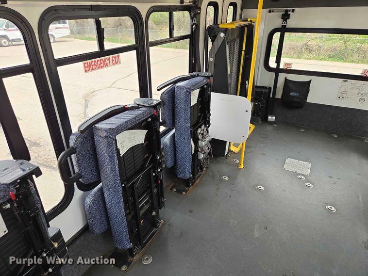 image for item ER1508 2014 Chevrolet Aerotech 4500 Express shuttle bus