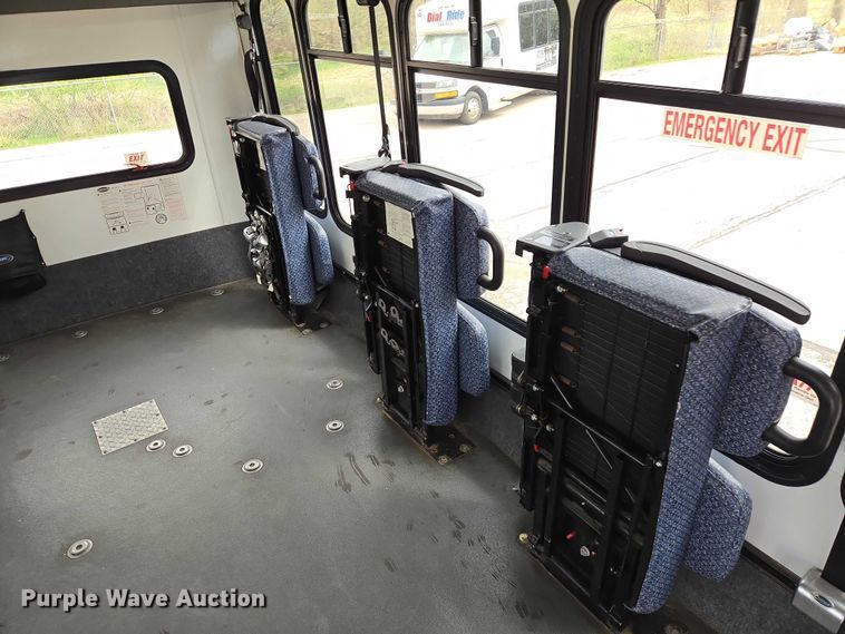 image for item ER1508 2014 Chevrolet Aerotech 4500 Express shuttle bus