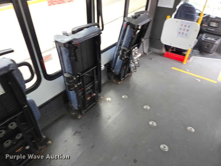 image for item ER1508 2014 Chevrolet Aerotech 4500 Express shuttle bus