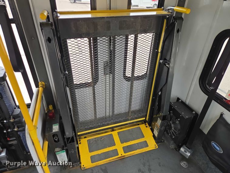 image for item ER1508 2014 Chevrolet Aerotech 4500 Express shuttle bus