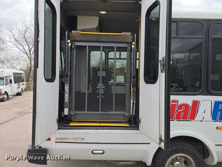 image for item ER1508 2014 Chevrolet Aerotech 4500 Express shuttle bus