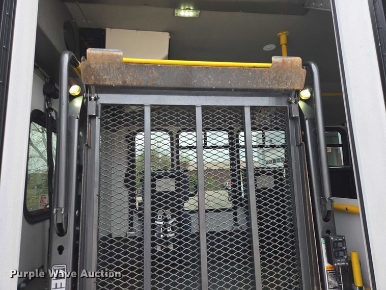 image for item ER1508 2014 Chevrolet Aerotech 4500 Express shuttle bus