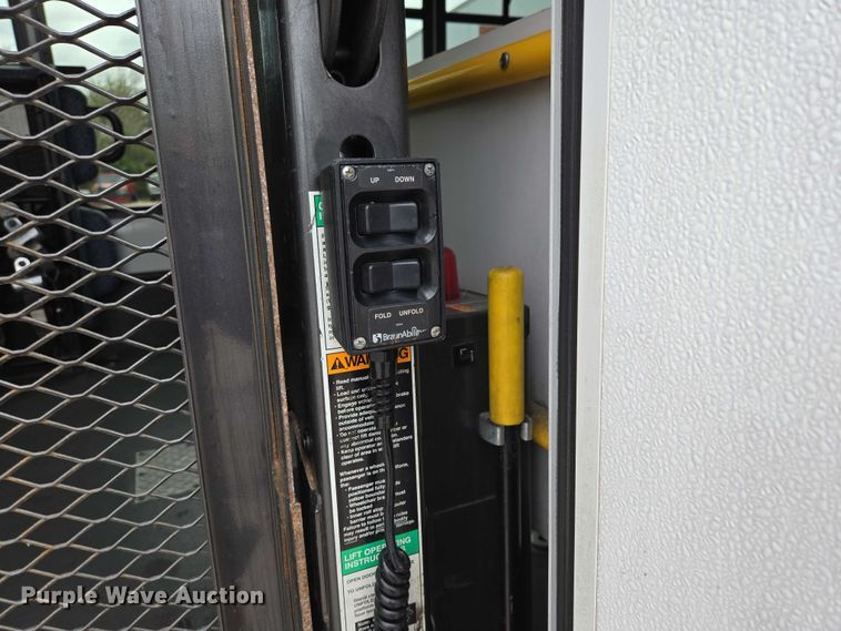 image for item ER1508 2014 Chevrolet Aerotech 4500 Express shuttle bus