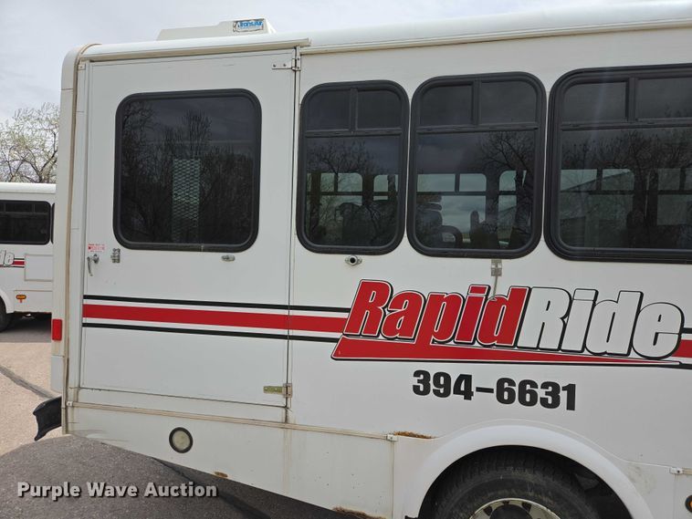 image for item ER1509 2008 GMC Glaval C4500 shuttle bus