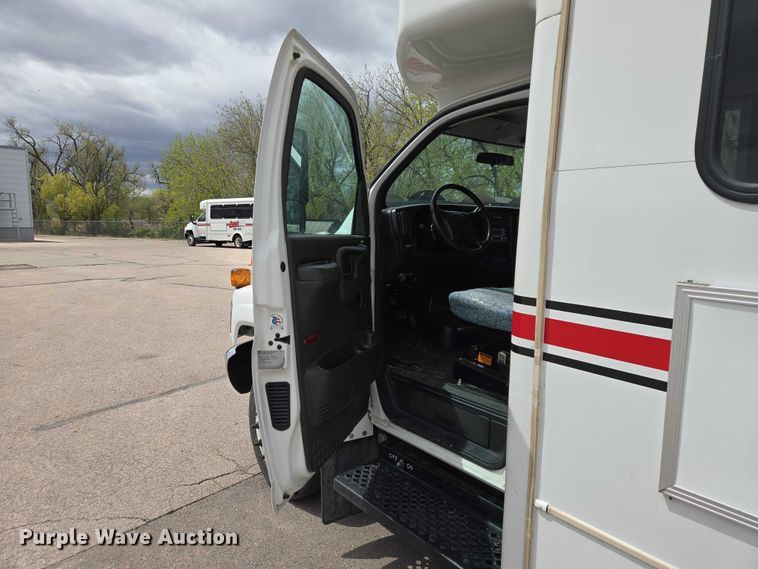 image for item ER1509 2008 GMC Glaval C4500 shuttle bus