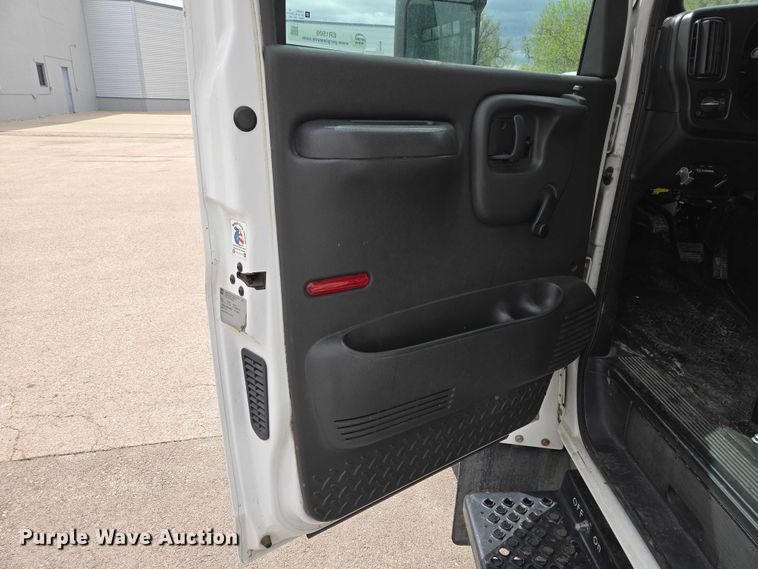 image for item ER1509 2008 GMC Glaval C4500 shuttle bus