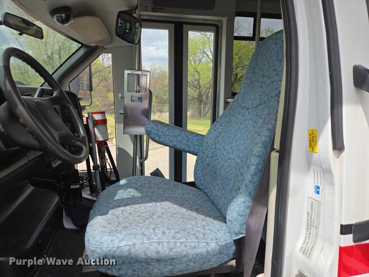 image for item ER1509 2008 GMC Glaval C4500 shuttle bus