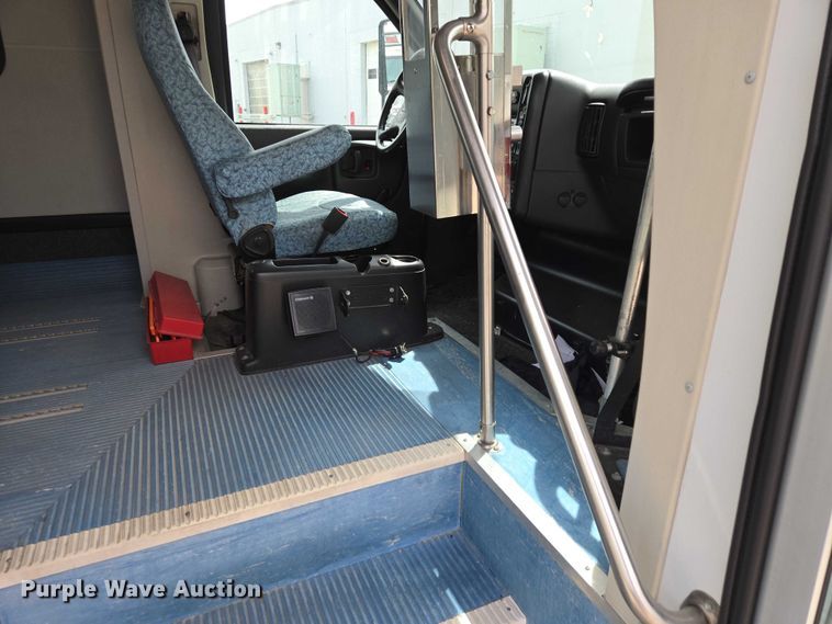 image for item ER1509 2008 GMC Glaval C4500 shuttle bus