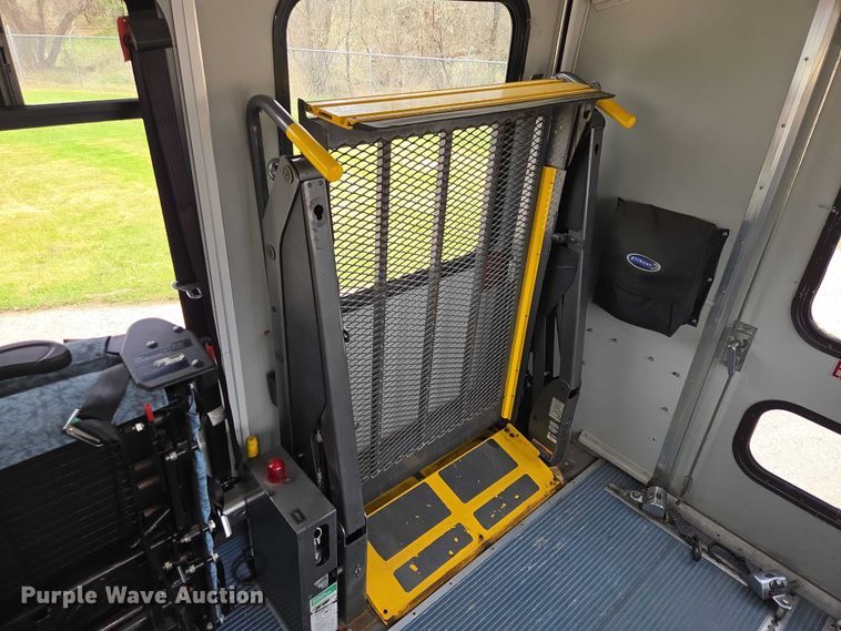 image for item ER1509 2008 GMC Glaval C4500 shuttle bus