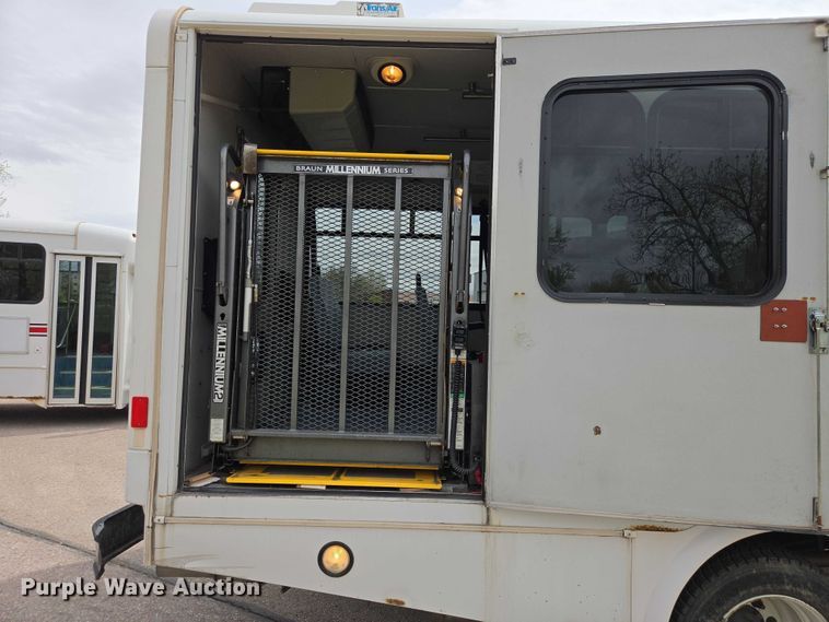 image for item ER1509 2008 GMC Glaval C4500 shuttle bus