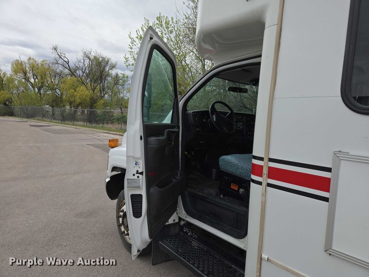 image for item ER1511 2008 GMC Glaval C4500 shuttle bus