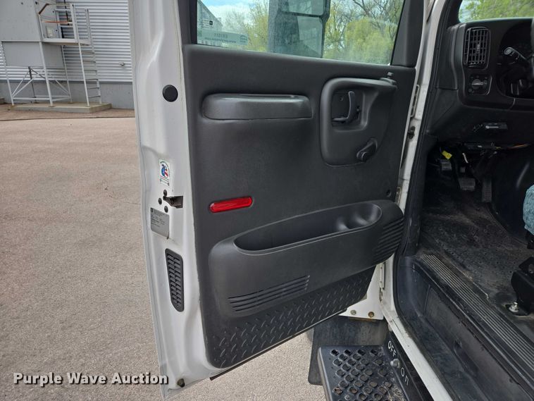 image for item ER1511 2008 GMC Glaval C4500 shuttle bus