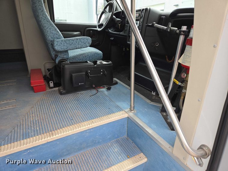 image for item ER1511 2008 GMC Glaval C4500 shuttle bus