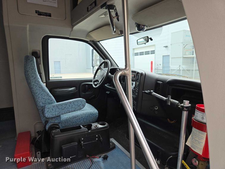 image for item ER1511 2008 GMC Glaval C4500 shuttle bus