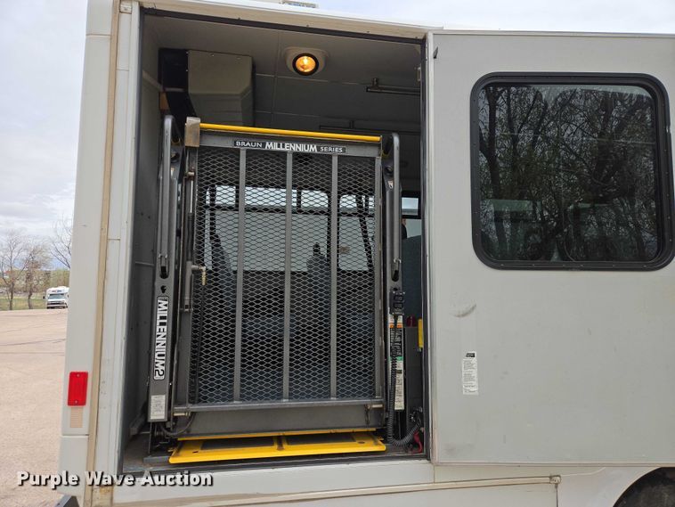 image for item ER1511 2008 GMC Glaval C4500 shuttle bus