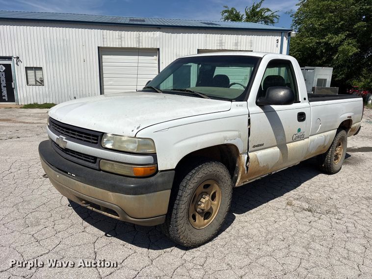 image for item ES8997 2002 Chevrolet Silverado 1500 pickup truck