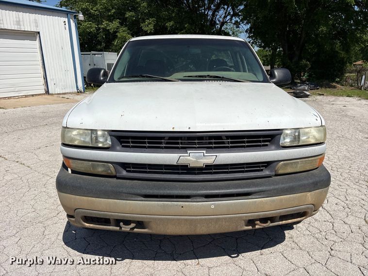 image for item ES8997 2002 Chevrolet Silverado 1500 pickup truck