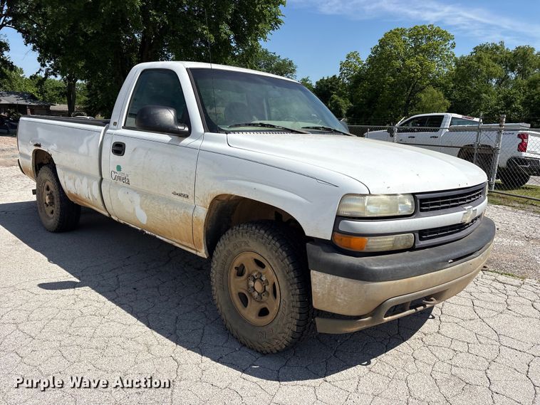 image for item ES8997 2002 Chevrolet Silverado 1500 pickup truck